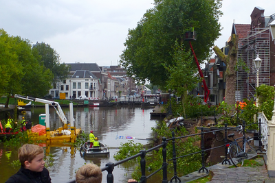 846991 Afbeelding van het opruimen van de omgevallen bomen bij de gedeeltelijk ingestorte kademuur aan de Bemuurde ...